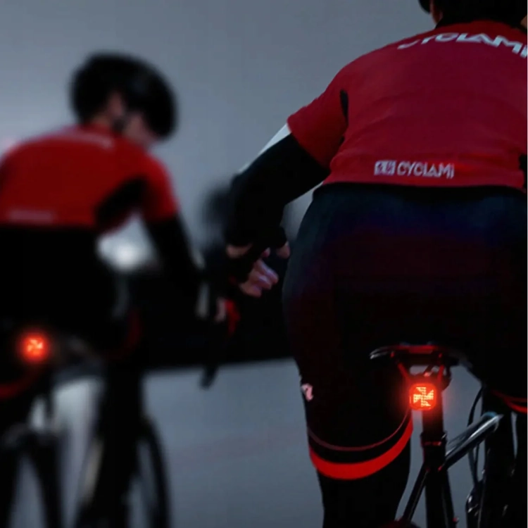 Dwóch rowerzystów z lampkami CYCLAMI CY180 w trybie grupowym