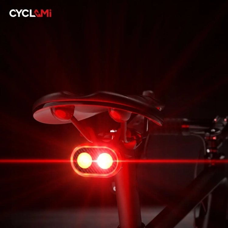 Lampka CYCLAMI CY200 nocą pod siodełkiem, obie diody włączone
