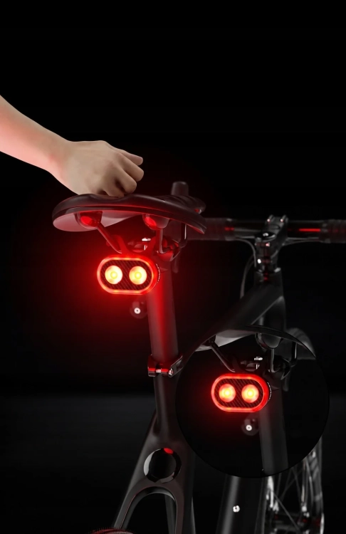 Lampka CYCLAMI CY200 rozjaśniona przy hamowaniu nocą