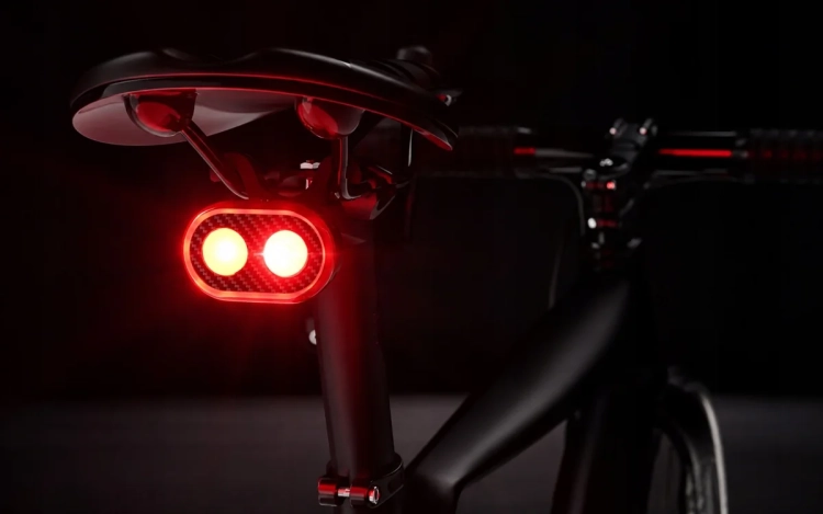 Włączona lampka tylna CYCLAMI CY200 z zestawu CY300T nocą