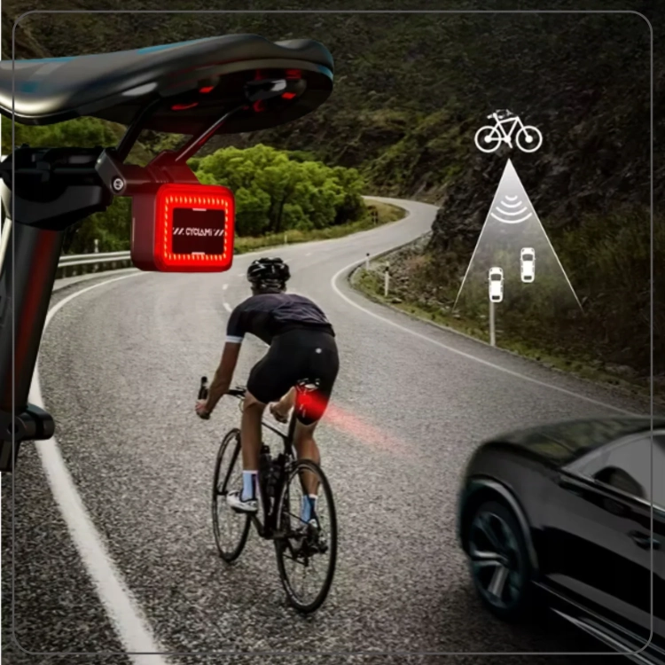 Rowerzysta z lampką CYCLAMI RT02, radar wykrywa samochód z tyłu