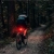 Rowerzysta nocą na leśnej drodze z lampką CYCLAMI RT02