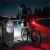 Rowerzysta nocą z włączoną lampką CYCLAMI LA150