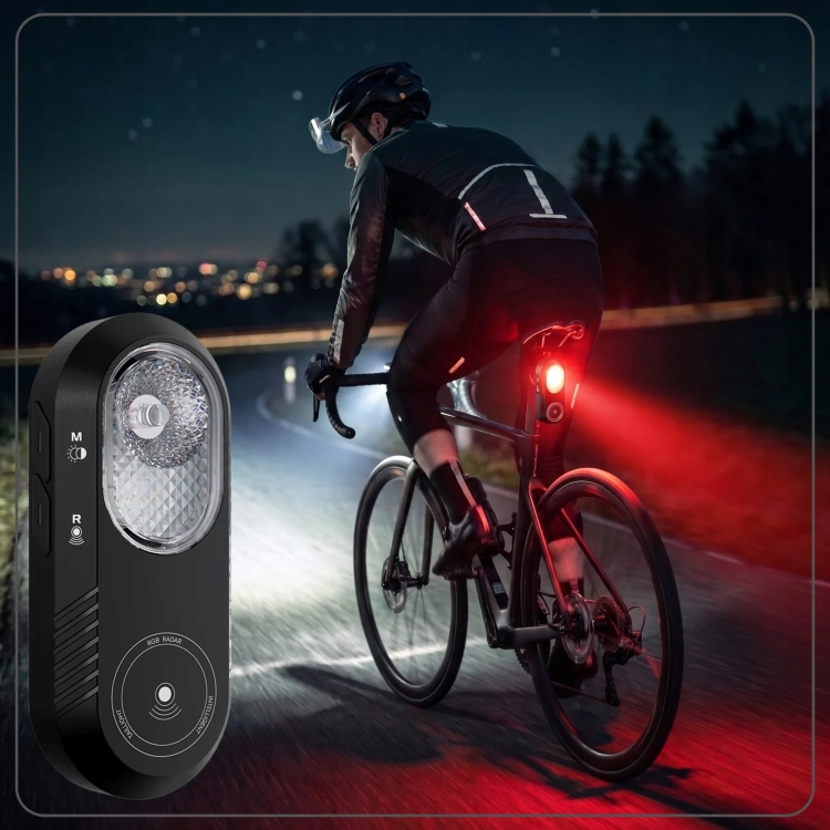 Rowerzysta nocą z włączoną lampką CYCLAMI LA150