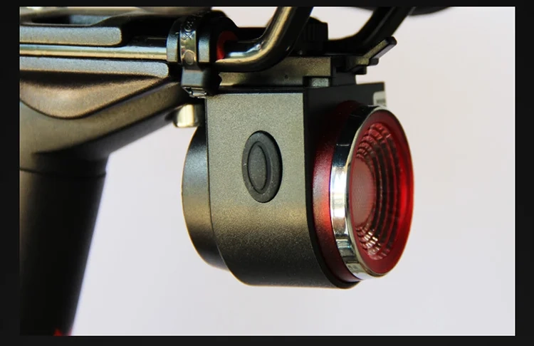 Lampka CYCLAMI A8 PRO pod siodełkiem, zbliżenie
