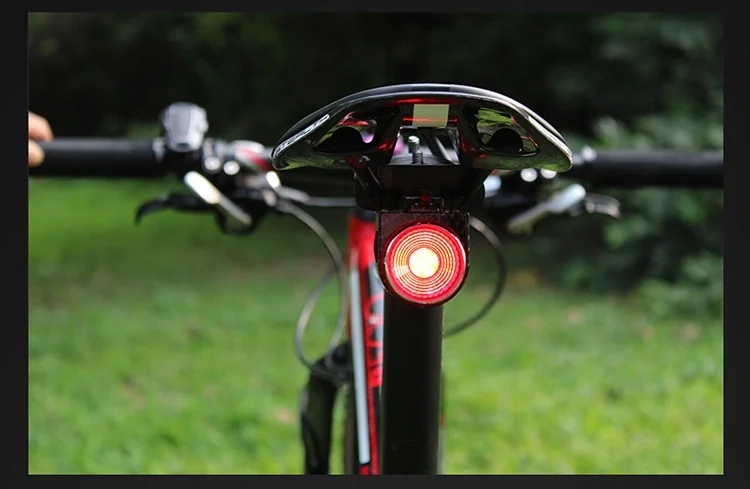 Włączona lampka CYCLAMI A8 PRO na rowerze, widok z tyłu