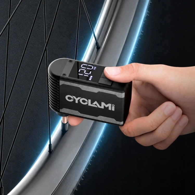 Pompowanie koła roweru pompką CYCLAMI A2S