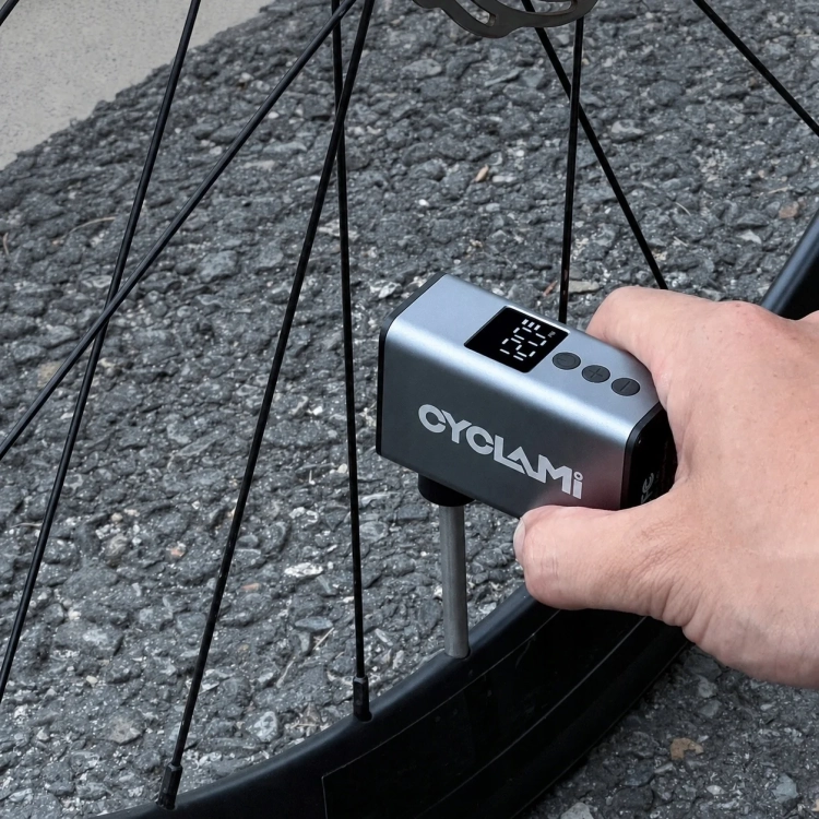 Pompowanie koła roweru pompką CYCLAMI A3 Mini