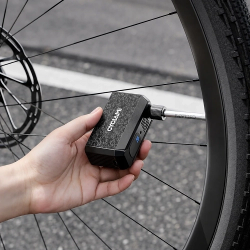 Pompowanie koła roweru pompką CYCLAMI AM6 Mini