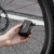 Pompowanie koła roweru pompką CYCLAMI AM6 Mini