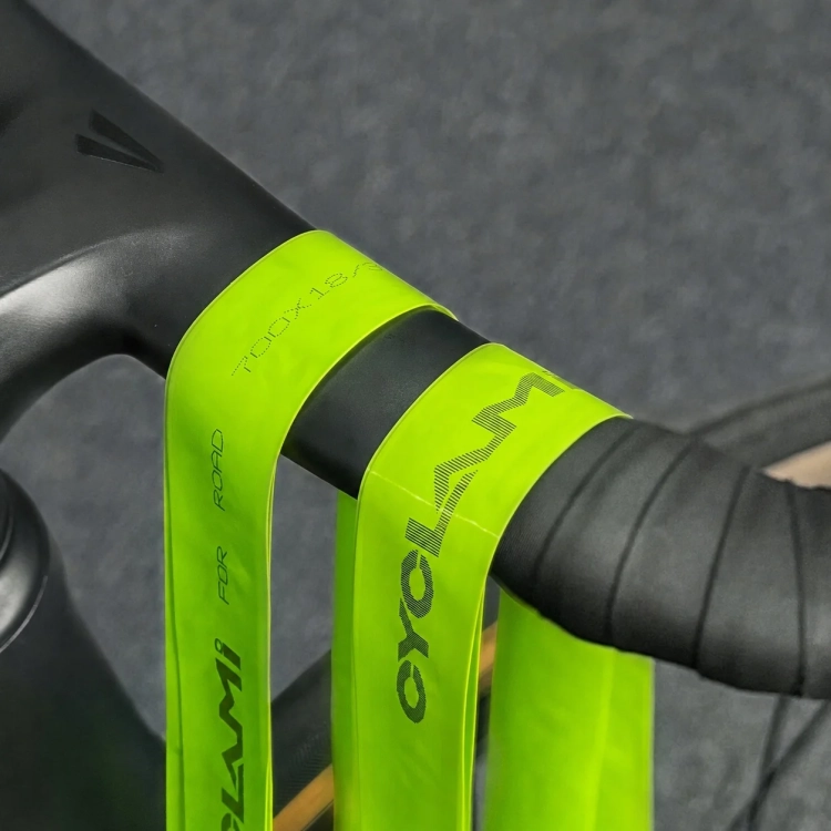 Dwie dętki CYCLAMI Road 30G przewieszone przez kierownicę roweru