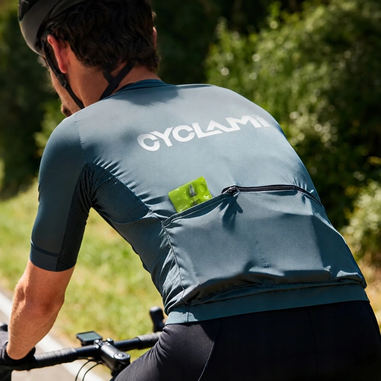 Złożona dętka CYCLAMI MTB 65G w kieszeni koszulki rowerzysty