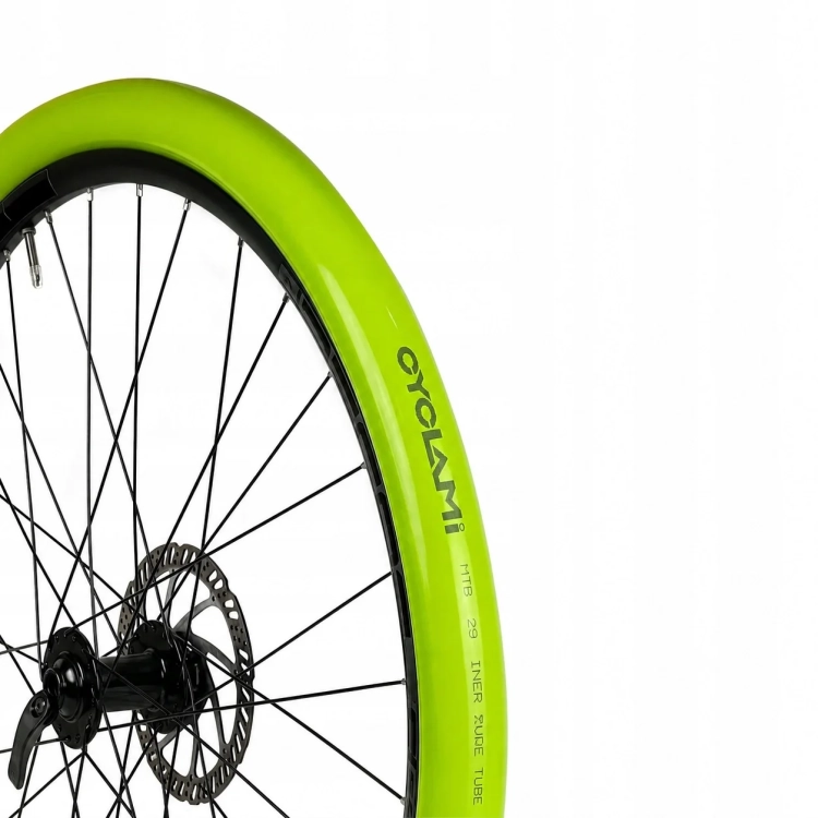 Dętka CYCLAMI MTB 65G w kole z hamulcem tarczowym