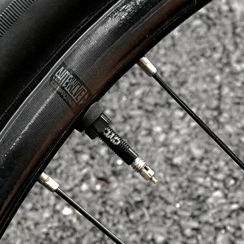 Wentyl tubeless CYCLAMI Presta 45 mm zamontowany w obręczy