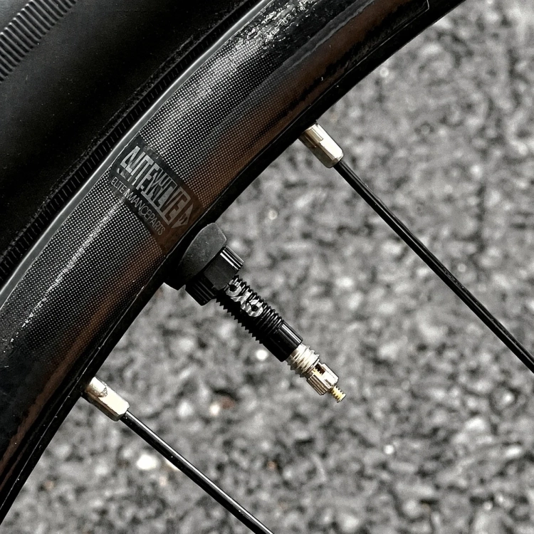 Wentyl tubeless CYCLAMI Presta 45 mm zamontowany w obręczy