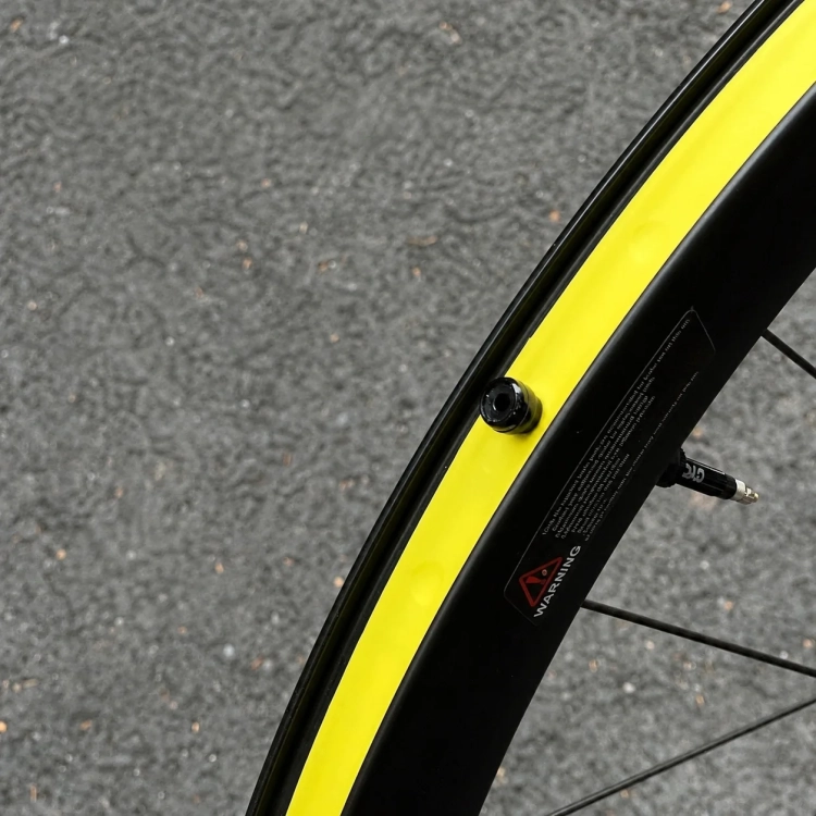 Wentyl tubeless CYCLAMI w obręczy z taśmą tubeless