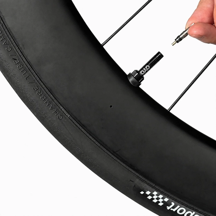 Dokręcanie rdzenia wentyla tubeless CYCLAMI w kole