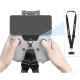 Smycz z adapterem Sunnylife na kontrolerze DJI RC-N1 trzymanym w dłoniach