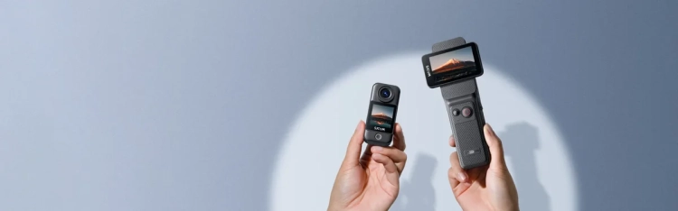 Kamera SJCAM C400 Pocket w dłoni i C400 w kontrolerze