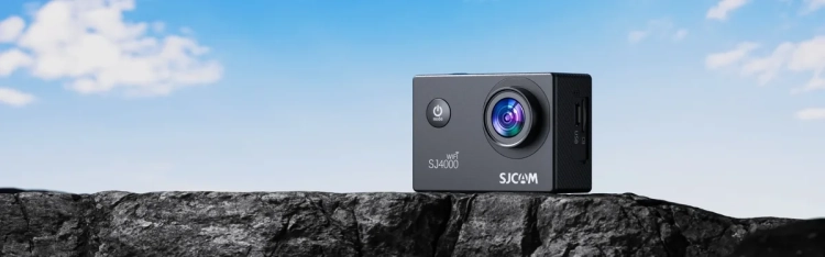Kamera SJCAM SJ4000 WiFi na skale na tle nieba