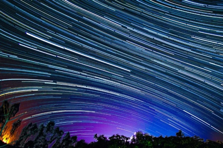 Nocne zdjęcie poklatkowe gwiazd nad lasem wykonane kamerą SJCAM SJ8 Pro