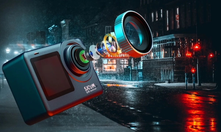 Kamera SJCAM SJ10 Pro na tle nocnej ulicy z rozświetlonymi neonami