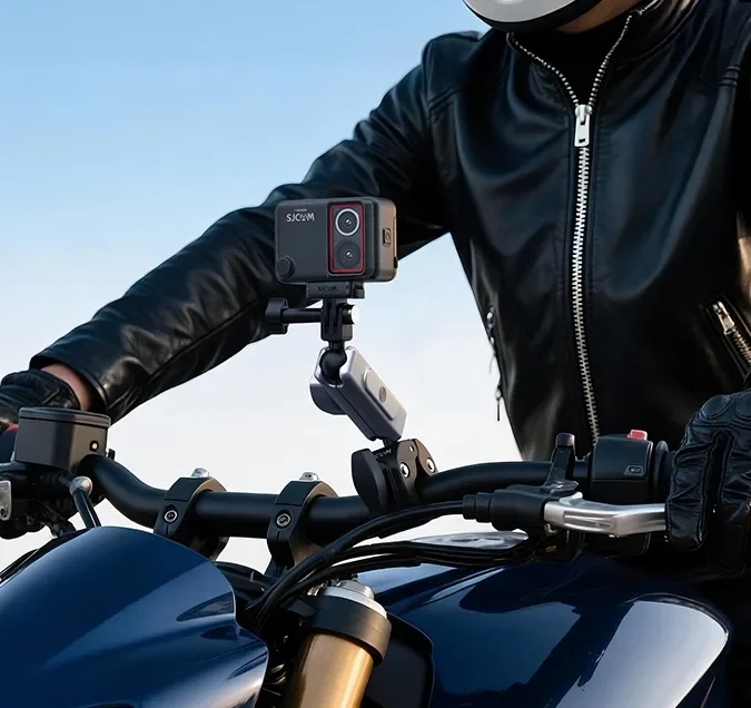 Motocyklista z kamerą SJCAM SJ30 na kierownicy motocykla