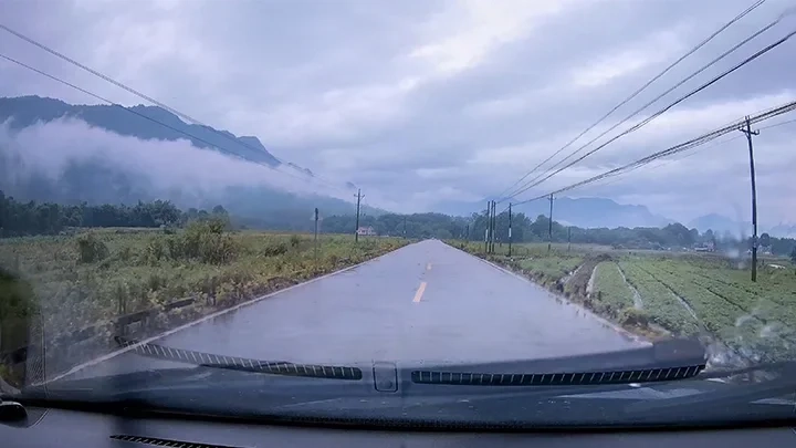 Widok drogi z wideorejestratora SJCAM M60 w pochmurny dzień