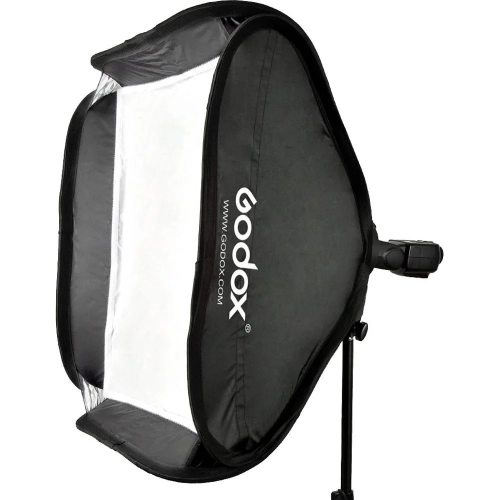 Softbox Godox SFUV6060 60 × 60 cm z uchwytem typu S, widok z przodu pod kątem