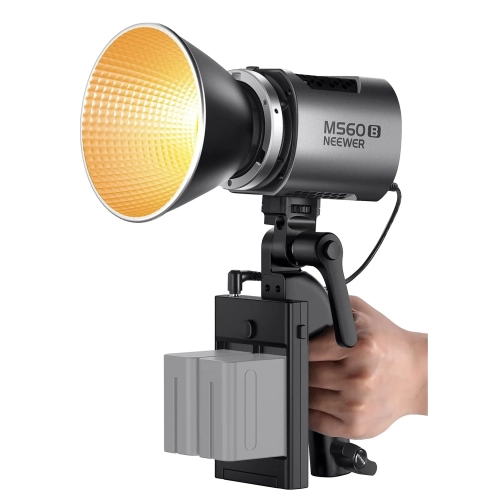 Lampa NEEWER MS60B z reflektorem trzymana w dłoni za rączkę z płytką akumulatorów