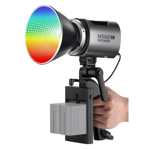 Lampa LED NEEWER MS60C RGB z kolorowym reflektorem, trzymana w dłoni za rączkę