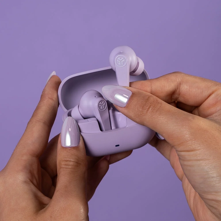 Dłonie trzymające otwarte etui JLab Go Pods ANC Lilac
