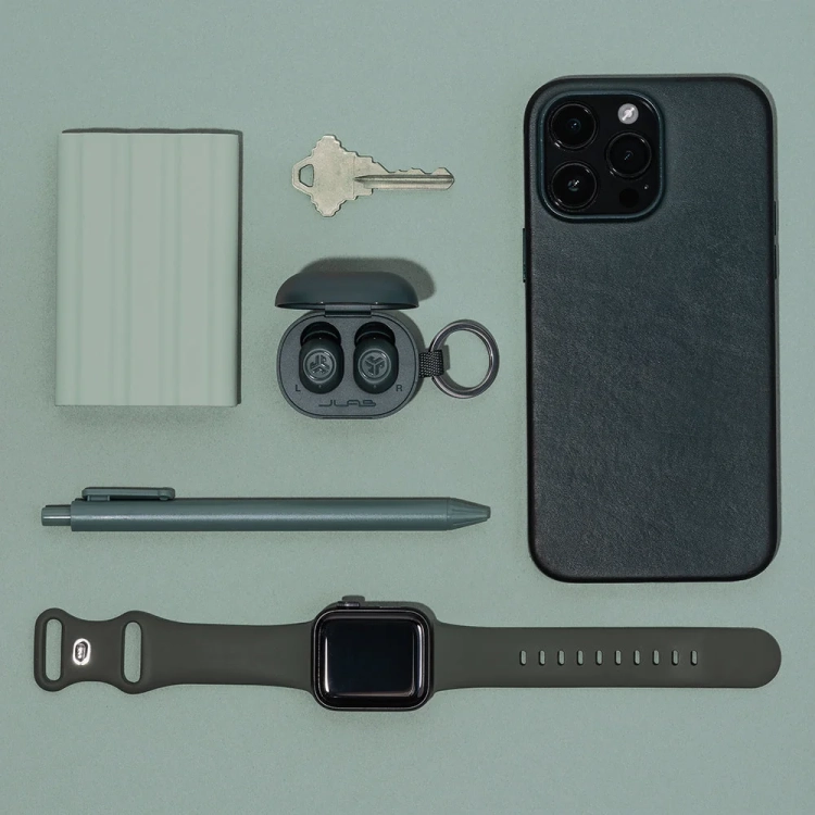Etui JLab JBuds Mini obok kluczy, telefonu i zegarka