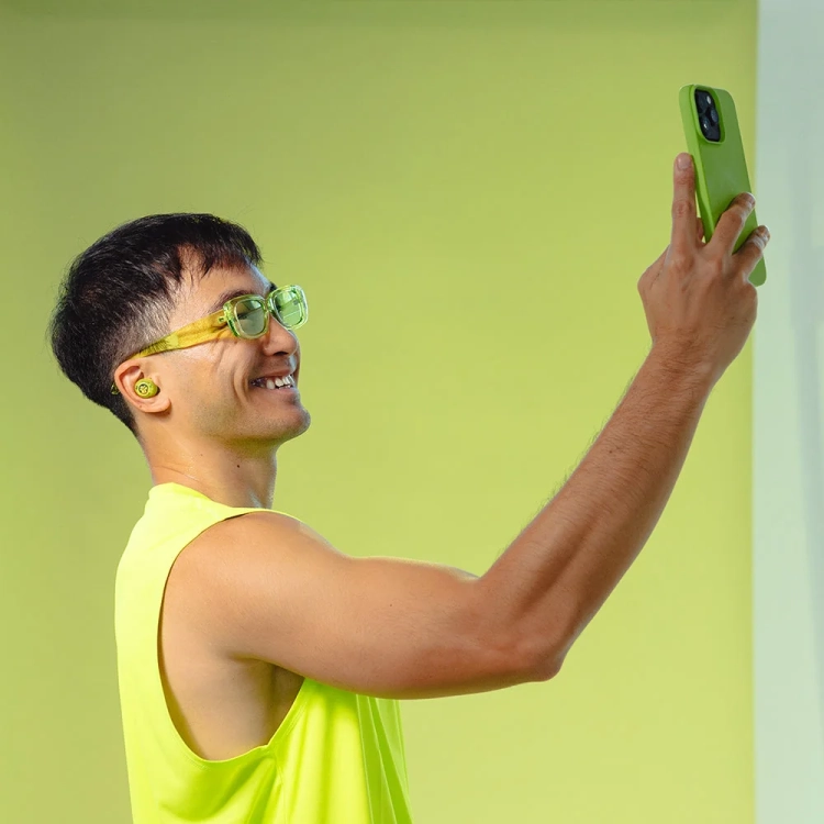 Mężczyzna robiący selfie w żółtych słuchawkach JLab Go Pop ANC