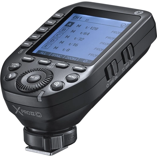 Wyzwalacz radiowy Godox XProII do Canon z ekranem LCD, widok z przodu pod kątem