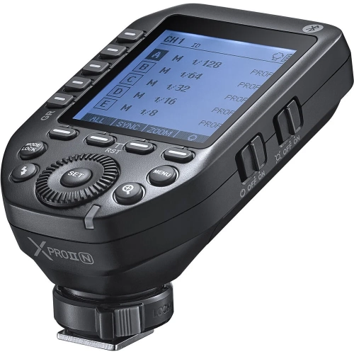 Wyzwalacz radiowy Godox XProII do Nikona z ekranem LCD, widok z przodu pod kątem