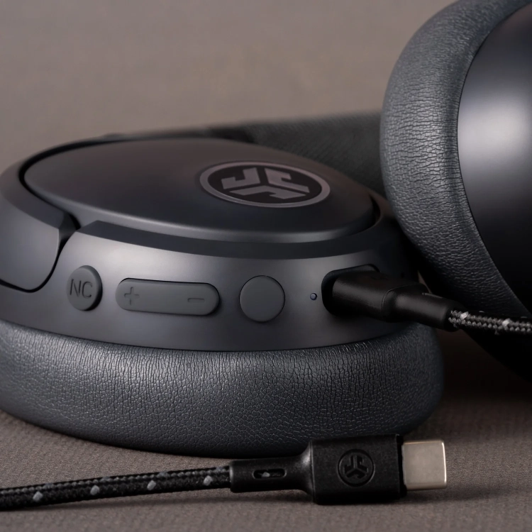 Port USB-C i przyciski na muszli JLab JBuds Lux ANC