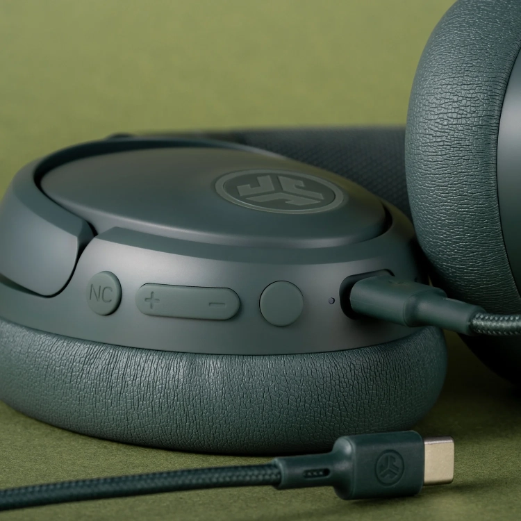 Kabel USB-C podłączony do muszli JLab JBuds Lux ANC Sage