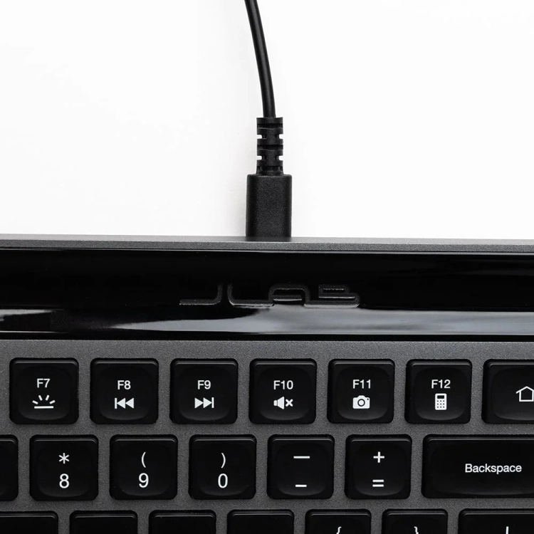 Kabel USB-C podłączony do klawiatury JLab Epic