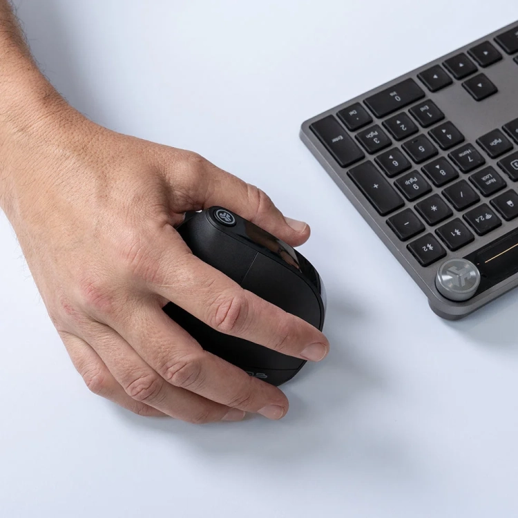 Ręka w naturalnym ułożeniu na myszy JLab JBuds Ergonomic
