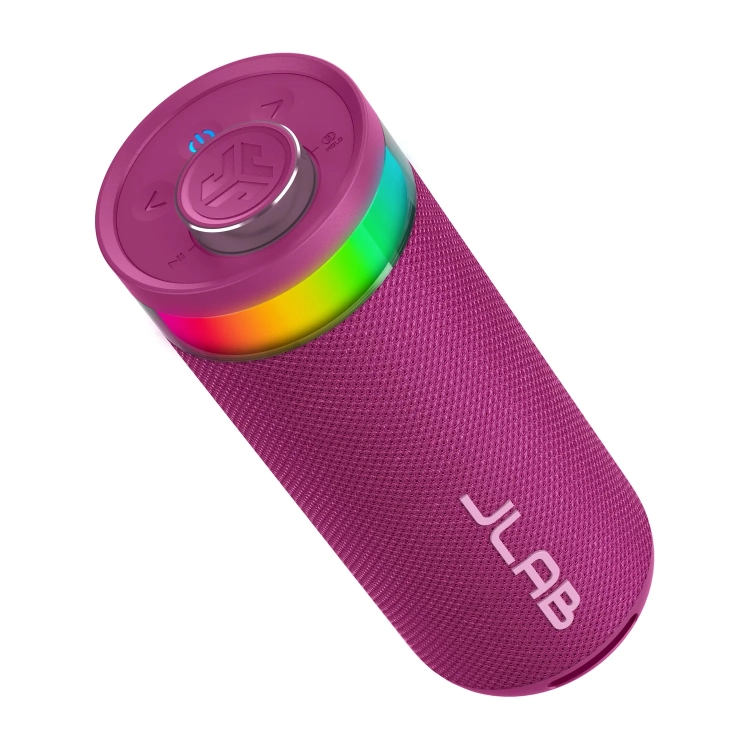 Różowy JLab Go Party leżący pod kątem