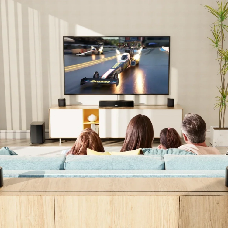 Rodzina ogląda wyścigi na telewizorze, pod ekranem soundbar Ultimea Aura A40