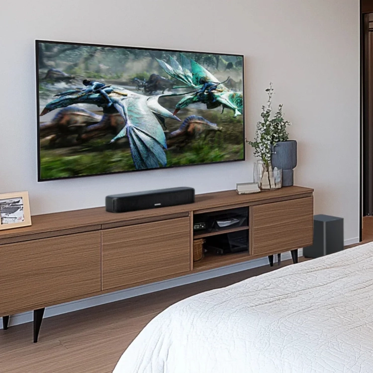 Ultimea Aura A50 Pro na szafce pod telewizorem w sypialni, subwoofer obok
