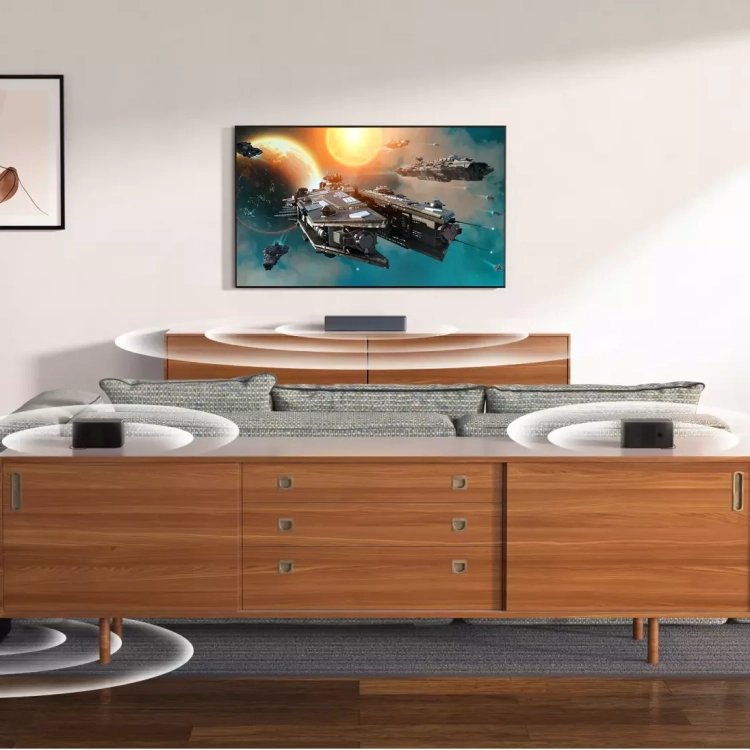 Zestaw Ultimea Poseidon D50 na komodzie pod telewizorem, subwoofer obok na podłodze