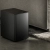 Bezprzewodowy subwoofer Ultimea Poseidon D80 Boom na dywanie obok sofy