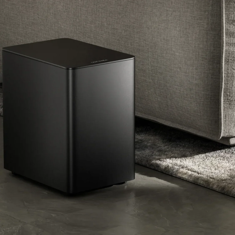 Bezprzewodowy subwoofer Ultimea Poseidon D80 Boom na dywanie obok sofy