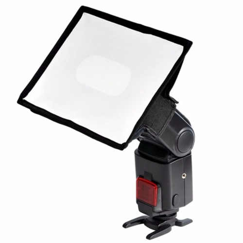 Softbox Godox SB1520 na lampie reporterskiej, widok z przodu pod kątem