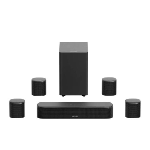 Zestaw Ultimea Aura S5T od przodu: subwoofer za soundbarem, głośniki surround po bokach