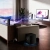 Zestaw Ultimea Apollo S70 Ultra w salonie, subwoofer z podświetleniem obok kanapy