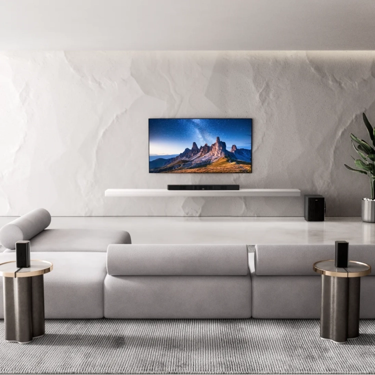 Ultimea Skywave X50 w jasnym salonie, głośniki tylne na stolikach przy kanapie